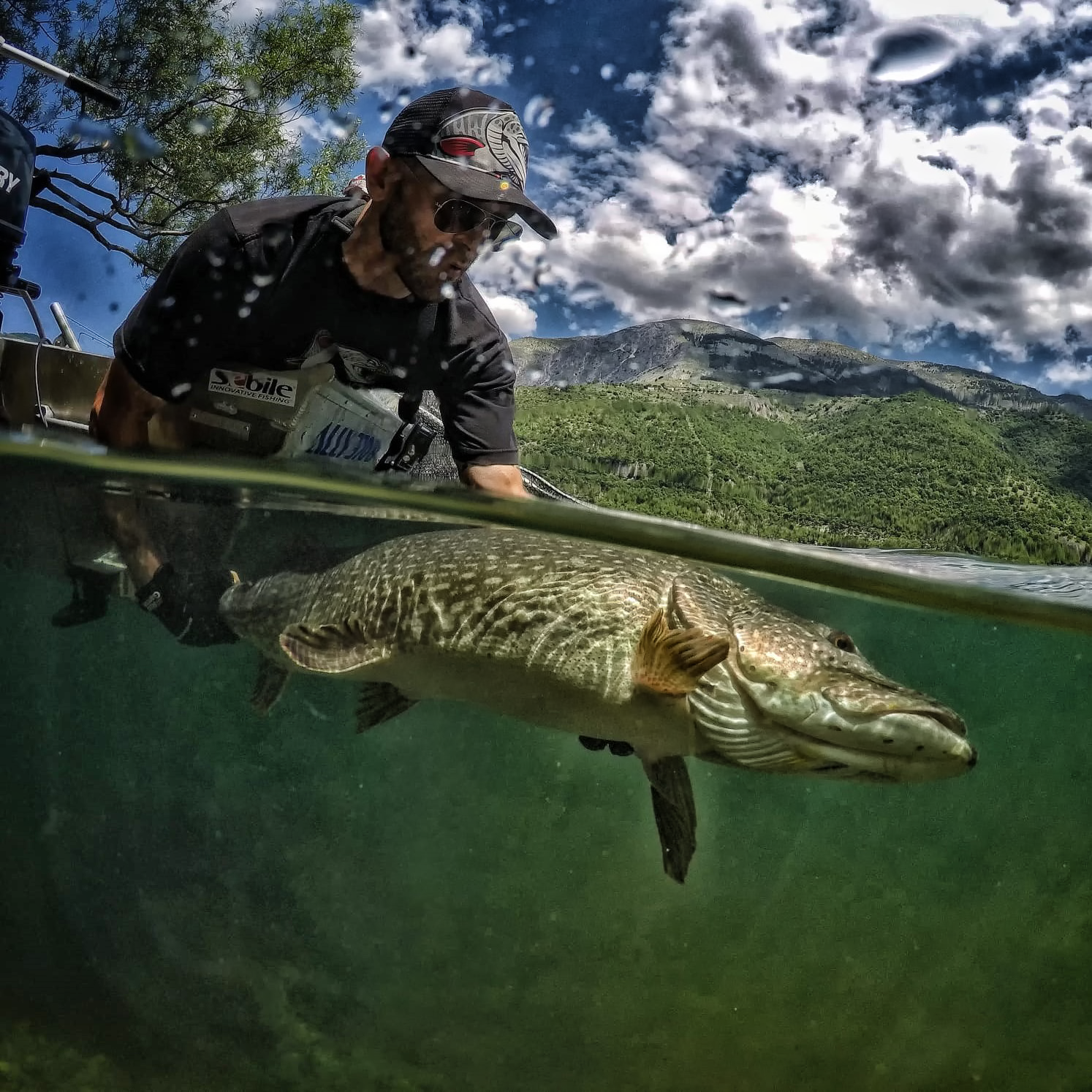 A pesca di Lucci in barca nei laghi centro Italia