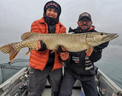 Fabrizio con un cliente e la sua preda nei laghi del centro Italia