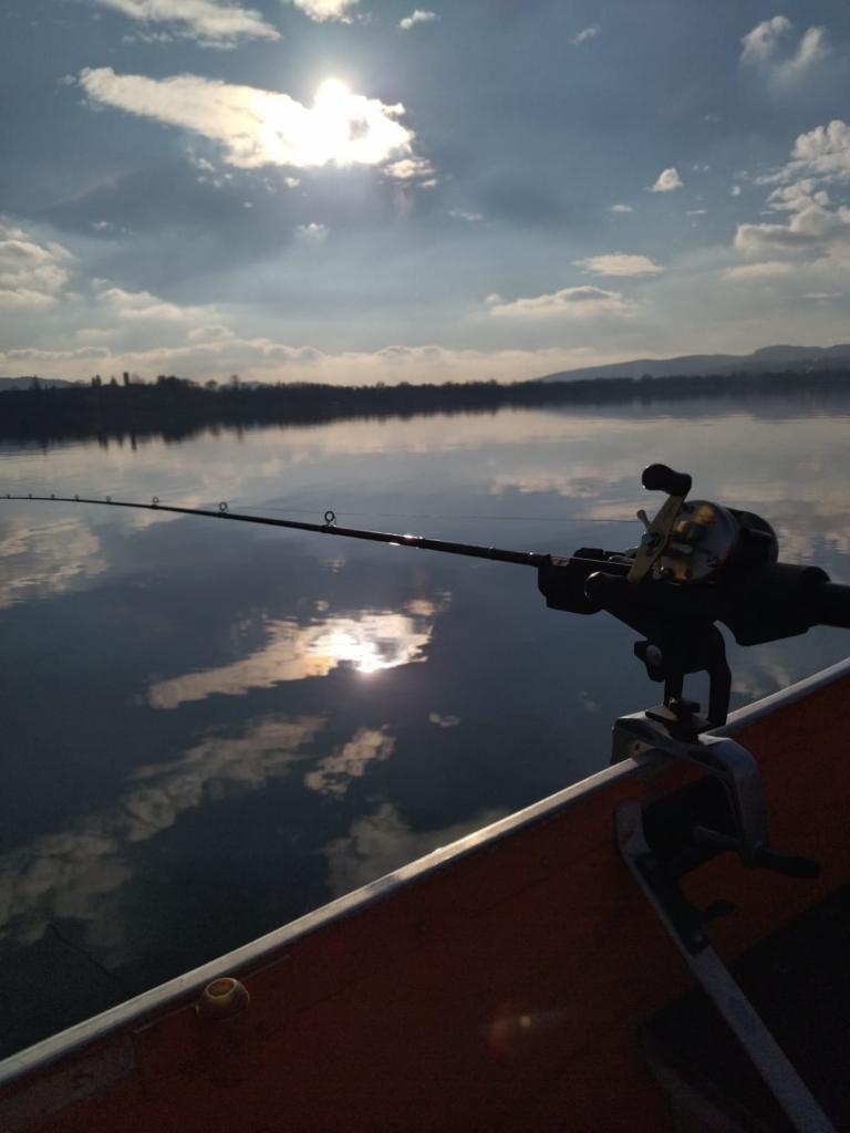 Pescare al Lago in Barca